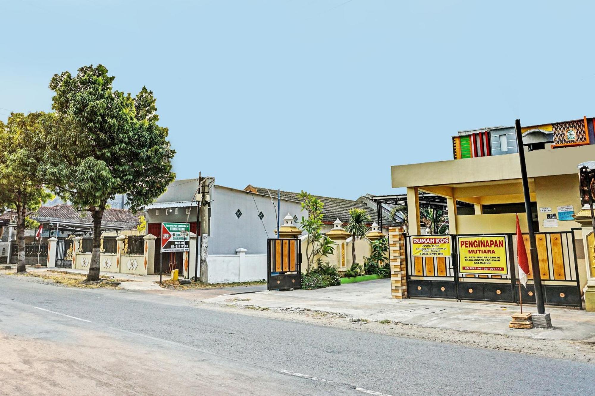 Oyo 91599 Penginapan Mutiara Madiun Εξωτερικό φωτογραφία