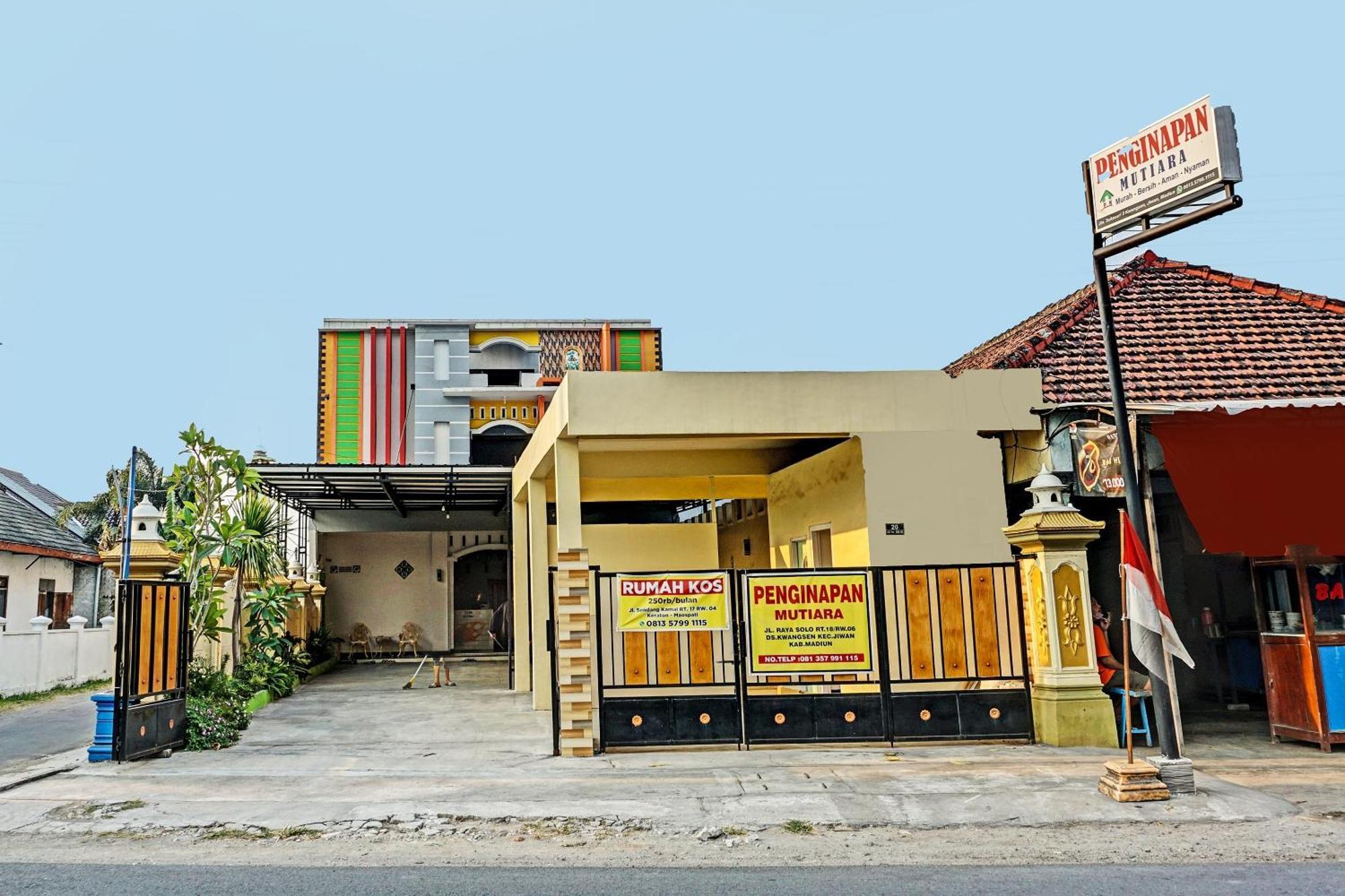 Oyo 91599 Penginapan Mutiara Madiun Εξωτερικό φωτογραφία