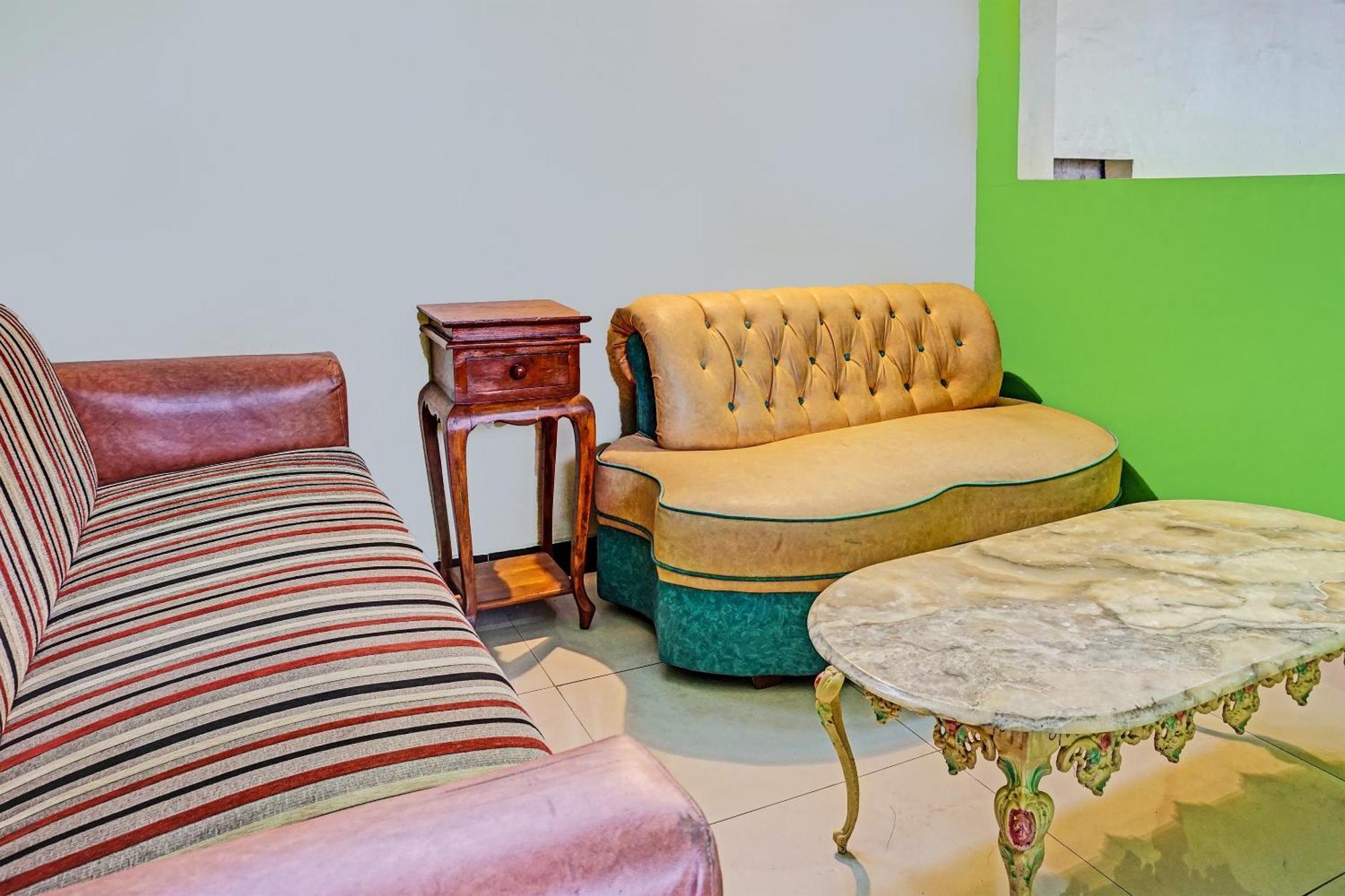 Oyo 91599 Penginapan Mutiara Madiun Εξωτερικό φωτογραφία